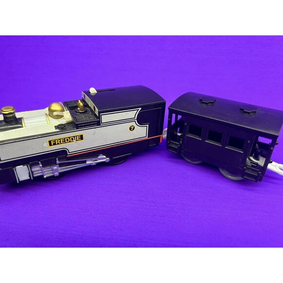 Thomas & Friends Trackmaster Motorized Fearless Freddie w/Black Car - Picture 4 of 8